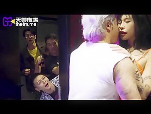 chinese porn(天美传媒)(tmw-122)跨年蹦迪实测约炮 火辣骚货现场开操-妍儿