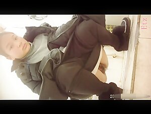 商场女厕全景偷拍多毛小少妇 好像怀孕了