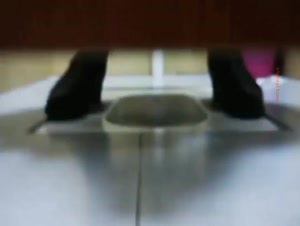 美容院女厕偷拍美女医师上厕所 把自己的嫩逼保养得真好