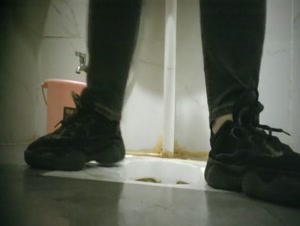 小吃店女厕全景偷拍多位美女嘘嘘各种美鲍轮流出现