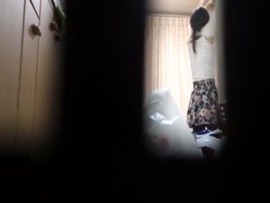 爬窗偷窥漂亮大奶美女下班回家脱了衣服光屁屁洗衣服 身材苗条 逼毛浓密