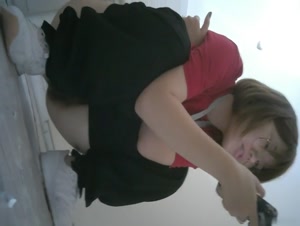 办公楼女厕偷拍两位漂亮少妇接连来献逼 肥美鲍鱼一条缝