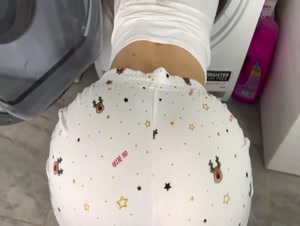 肥臀爱好者，细腰蜜桃臀，把头埋进洗衣机，扭着屁股求操，顶级美臀，后入猛怼真舒服