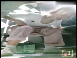 商场女厕全景偷拍 几个漂亮小姐姐的肥美鲍鱼