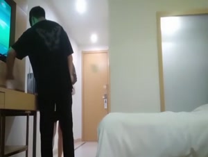 漂亮少妇大白天偷情 等一下晚上你转一下吃 真体贴还带好吃的 一进门就亲上了