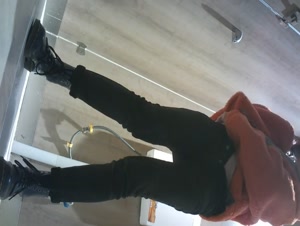 商场女厕全景偷拍红衣紧身裤漂亮少妇B美人也美