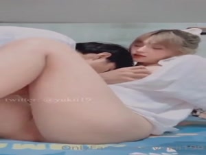 漂亮大奶美眉 在家和小女友吃鸡啪啪 身材不错 大奶子粉鲍鱼 被无套输出 射了一肚皮