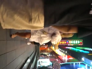 酒吧街一路跟踪抄底白裙美女 这是刚打过炮吗 B里流出白色的液体