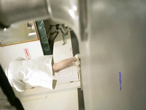 商场女厕全景偷拍女神级大美女嘘嘘 B毛修剪的很有型 BB也很嫩