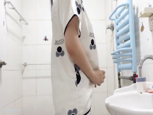 小哥浴室暗藏摄像头偷拍 身材不错的表姐洗澡