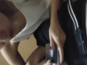 骚逼少妇带着孩子出来偷情小三，把孩子落在房门外，一边操逼还要一边哄孩子