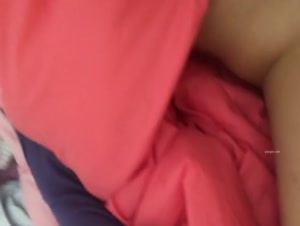 媳妇刚下夜班困的要死小伙想打炮没得逞只能用手猛抠她的骚逼解解气