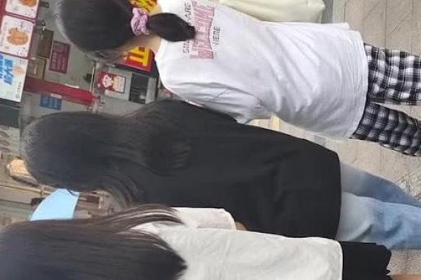 厕拍漂亮牛仔裤妹子的嫩逼前还挂着一条Q弹的白带