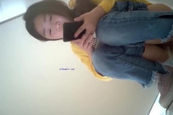 科技楼厕拍蹲守黄衣牛仔裤长发美女 两瓣肥厚的大阴唇