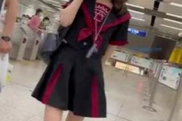 地铁站一路跟踪尾随打电话的短裙妹子,里面竟然没穿内裤 她的鲍好美好嫩