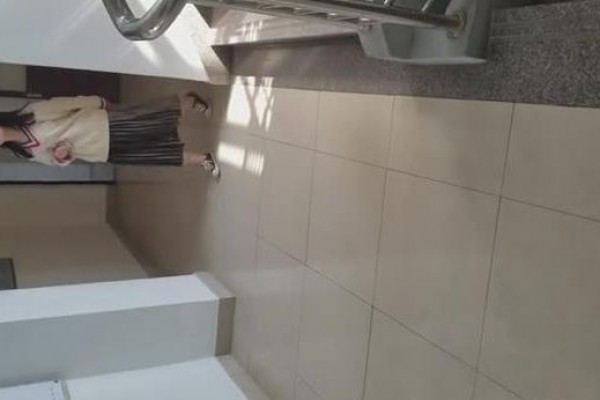 大学女厕全景偷拍 长裙眼镜美女学姐微毛水润的嫩逼