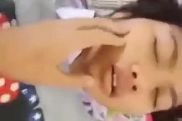 中午在学校办公室偷情 外面还有许多孩子吵闹声 不敢叫 临时找个套套太小了