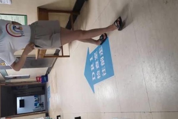 国内厕拍大神潜入医院女厕偷拍 做B超的妹子,憋了一早上的尿,终于可以泄闸放水了