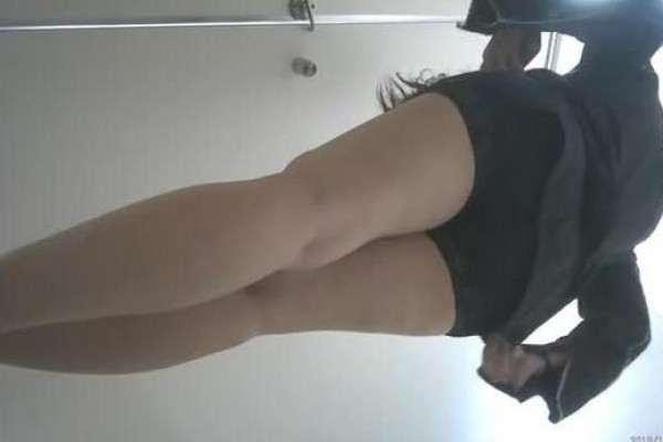 科技楼女厕蹲守镂空短裙长发美女 肉肉的美穴细长的逼缝