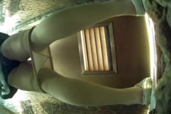 高档酒吧厕拍喝多了去嘘嘘的高品质美女，颜值、身材的绝对佳作