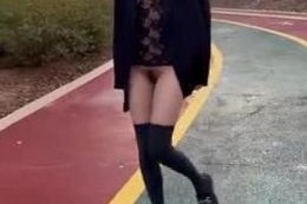 露出 今天天气不错 出来走一走 走在幸福道 做着开心事 妹子身材不错