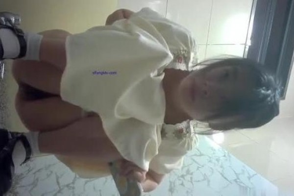 商场女厕近距离偷窥洛丽塔美女的小嫩鲍