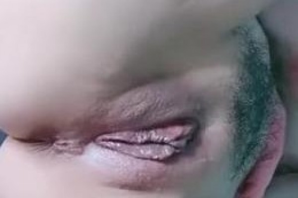 巨奶少妇 逼脸奶同框 展示她的大鲍鱼 粉菊花 需要爸爸的大肉棒