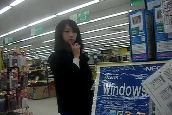 牛人超市厕拍多位良家少妇 趁机尾随潜入女厕偸拍她们大小便 又拍视频又照相好多极品大屁股