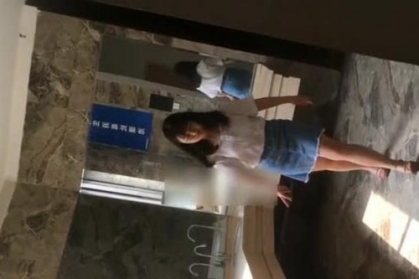 豪华的厕所蹲守几个身材颜值都不错的妹纸，看的JJ慢慢竖了起来