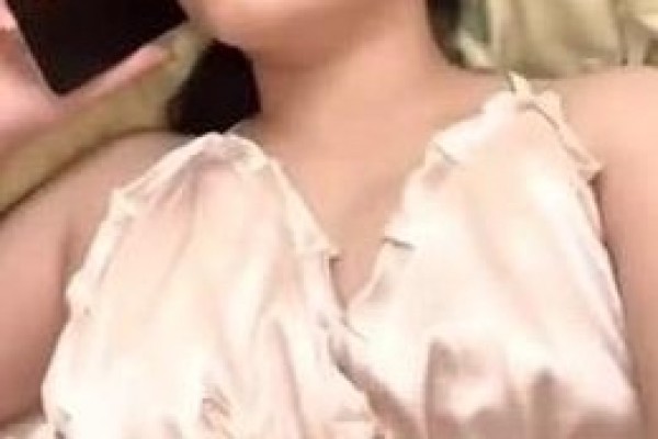 气质丰满熟女在家偷情 我能干嘛呀 看电视 没有 真的在看电视 太激动了 老公打电话查岗 回答很机智 声音很温柔