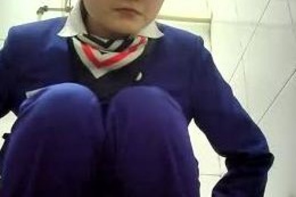 国内厕拍大神潜入电信营业厅女厕偷拍 制服女职员尿尿少妇的大姨妈把内裤都染红了