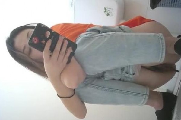 科技楼女厕蹲守牛仔裤美女的小嫩B 这么长的B毛该修剪一下了