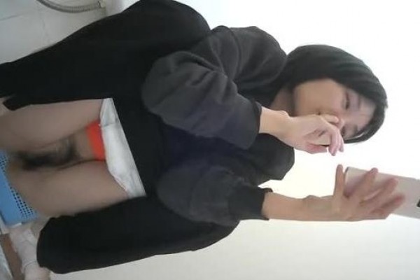 科技楼女厕蹲守,短发美女饱满的小穴性感的穴毛