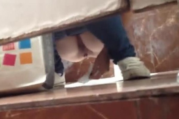 蹲守狂魔女厕所固定一个地方呆了一天，精选出几十个美B供大家观赏