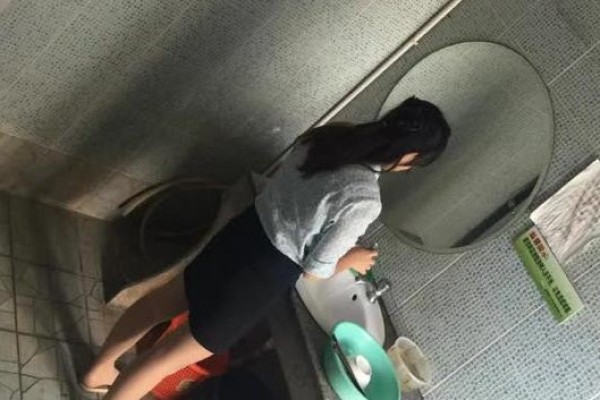 厕拍电报分享多场所各种美女少妇放尿，视觉和鸡巴都得到了满足