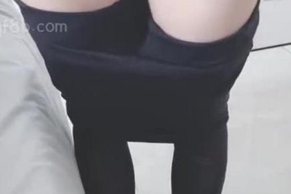 海角社区乱伦大神最爱极品嫂子 嫂子正在直播，强行把嫂子拽进卧室开操，太刺激了