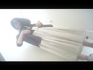 女厕蹲守白色长裙美女 皮肤白皙阴毛乌黑,两片肉唇夹着细小的逼洞