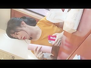 图书馆女厕偷拍尾随漂亮的学妹偷拍她的小嫩B