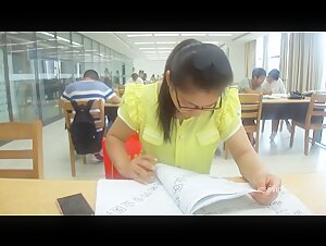 潜入某医科大学图书馆女厕偷拍  认真学习大三学妹的粉嫩小穴