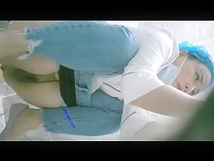 写字楼女厕轮岗测温牛仔裤银高跟姿色美女,肥长的穴缝一直延伸到菊花