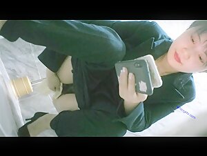 写字楼女厕职业装黑高跟丽质美人 紧紧闭合的少毛嫩穴真想插进去