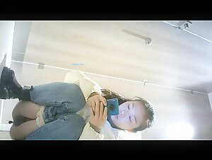 经典厕拍大型商场餐饮区高清全景，美女不少，重金购置高清晰设备，逼逼撒尿一览无余，露脸，还有大便