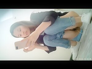 单位女厕偷拍 牛仔裤配黑西服时尚范小姐姐的好毛好逼