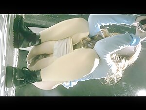 酒吧女厕蓝长裙白丝袜绝色小妞 毫无赘肉的紧窄逼洞看着就想插入