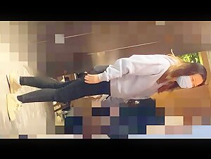 商场女厕偷拍长发美女的光板白虎肥鲍鱼打桩应该很舒服