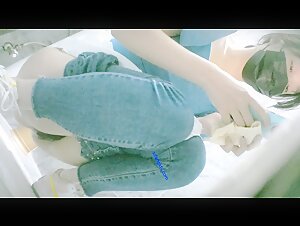 写字楼女厕公主裙太阳镜闷骚靓妞 锁骨上纹身和狭窄穴缝真想摸摸