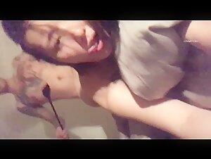 纹身哥出租房狂插有点受虐倾向喜欢挨鞭子⭐更喜欢喷水的小女友 完美露脸