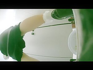 2023-4最新流出厕拍新品 高校女厕全景后拍青春靓丽学妹尿尿妹子咋回事找来同学在厕所门口摆拍