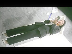 高档写字楼女厕连续两次拍到高跟长发御姐的小黑鲍