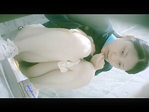 高档写字楼女厕偷拍白裙小姐姐有点发黑的鲍鱼